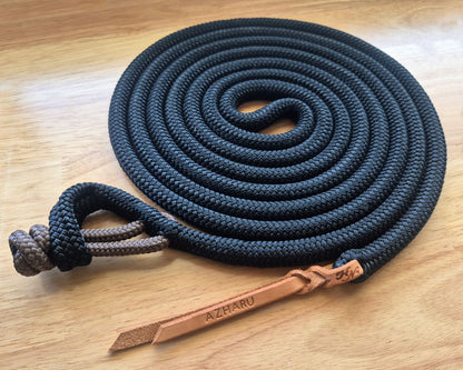 black onyx quick knot lead rope with monolite brown knot and natural leather popper with the name Azharu stamped on it